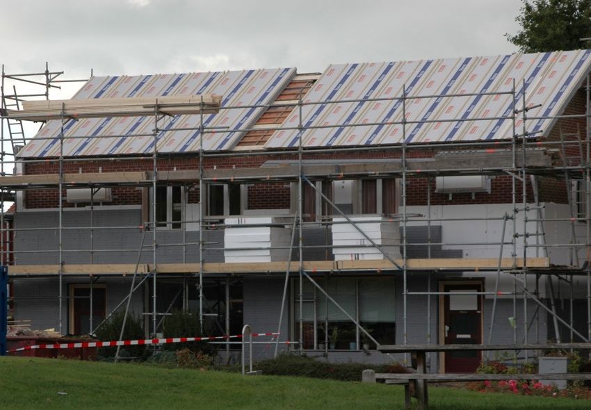 Foto van een woning waarbij het hellende dak en de gevel geïsoleerd wordt met EPS materiaal. 