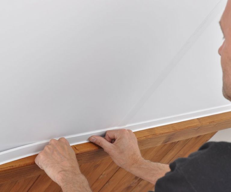 Close-up van SlimFix Deco isolatieplaat waar een klikprofiel op wordt geplaatst voor de afwerking.