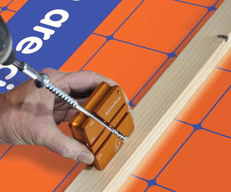 Close-up van SlimFix RenoTwin isolatie waar d.m.v. de schroefhulp een schroef wordt bevestigd. 