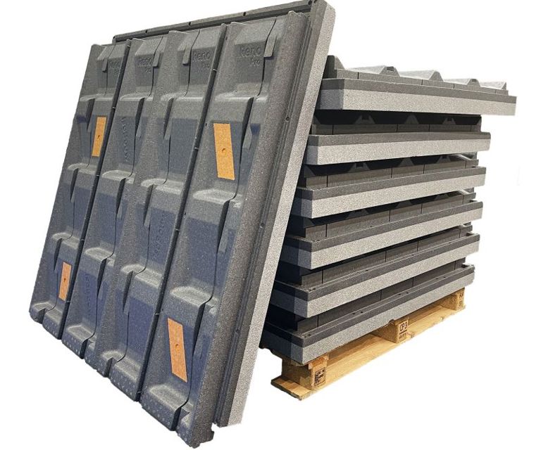 Een foto van een stapel dunne 3.7 SlimFix RenoPro losse dakelementen