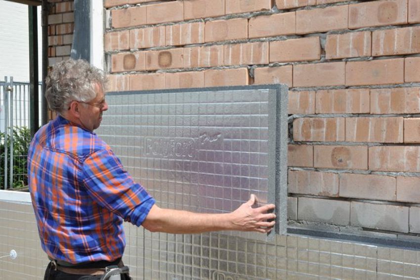 Projectfoto van een verwerker die de PolyFort Pro spouwplaat stapelt in de messing/groefaansluiting.