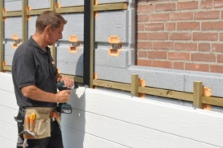 Projectfoto van stap 3 is het bevestigen van de afwerking op het houten raamwerk van SlimFort isolatie.