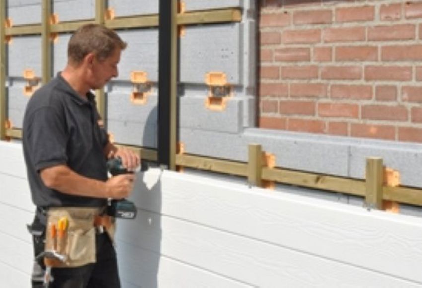 Projectfoto van stap 3 is het bevestigen van de afwerking op het houten raamwerk van SlimFort isolatie.