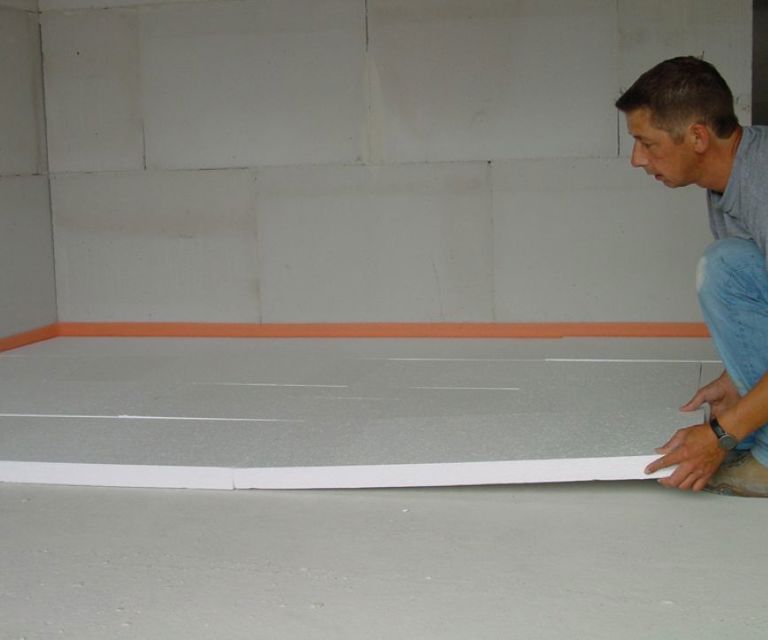 Projectfoto van een verwerker die dB vloerplaten legt in een ruimte. 