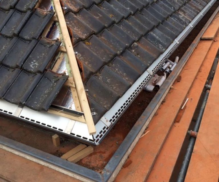 Projectfoto van een hoekafwerking van SlimFix RenoGoot die naadloos aansluit. 