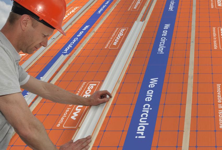 Close-up van SlimFix RenoTwin isolatie waar een Reno naadprofiel op wordt bevestigd. 