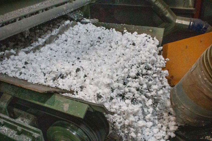 Foto uit de fabriek waar witte en grijze EPS mechanisch wordt recyclet. 