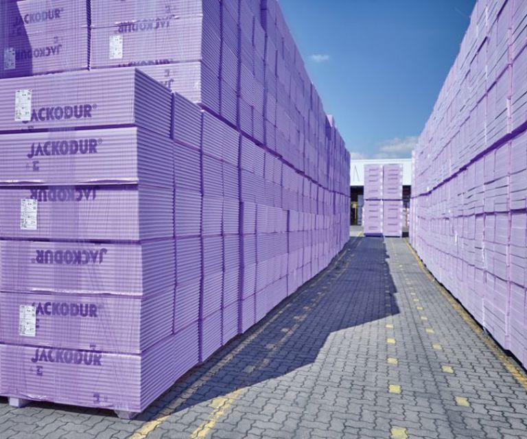 Projectfoto van een voorraad XPS Jackodur isolatieplaten in de herkenbare paarse kleur. 