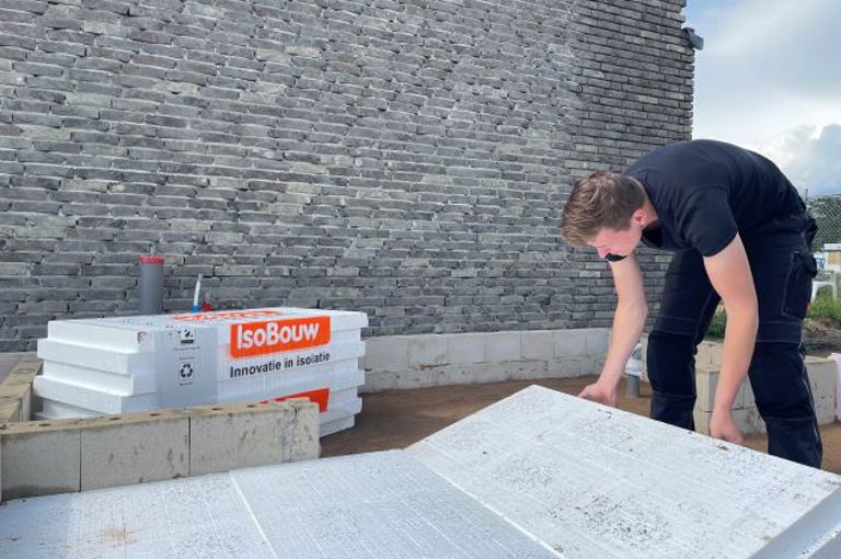 Projectfoto van een verwerker die een Eco vloerplaat legt.