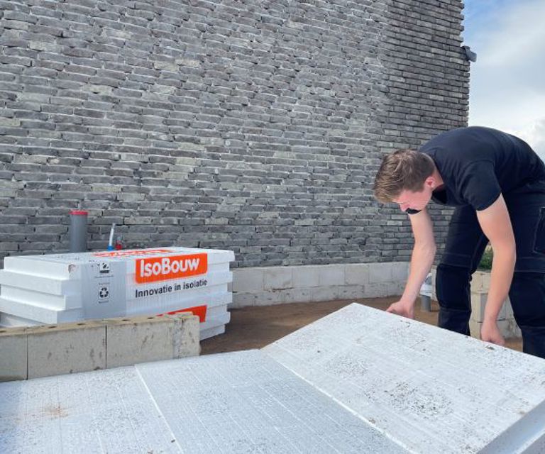 Projectfoto van een verwerker die een Eco vloerplaat legt.