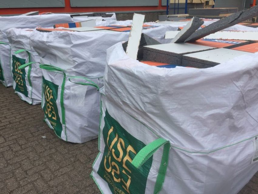 Foto van diverse Use4ReUse recyclezakken met restmaterialen die verzameld zijn om te recyclen. 