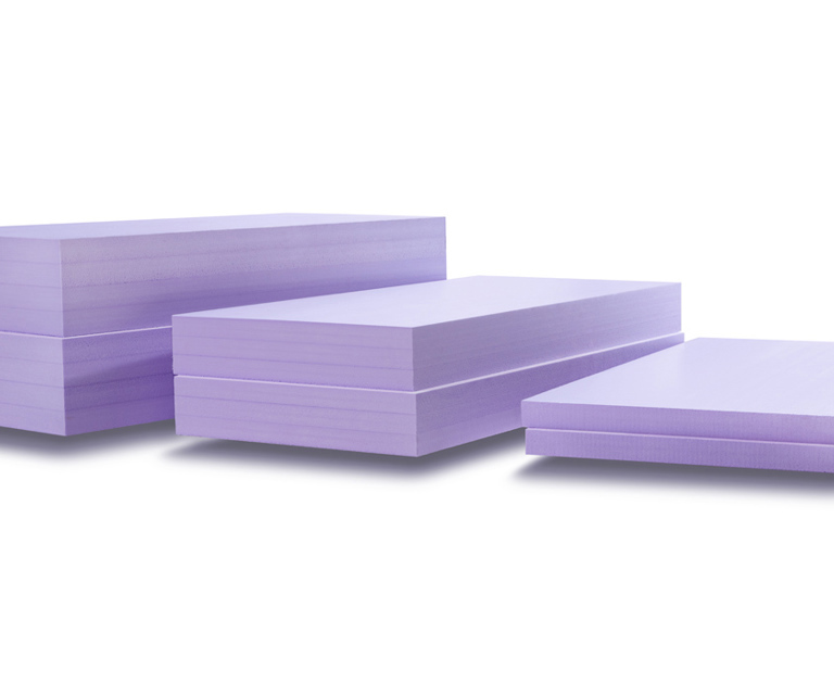 Packshot van 3 diktes aan XPS EVO Jackodur meerlaags isolatiemateriaal. 