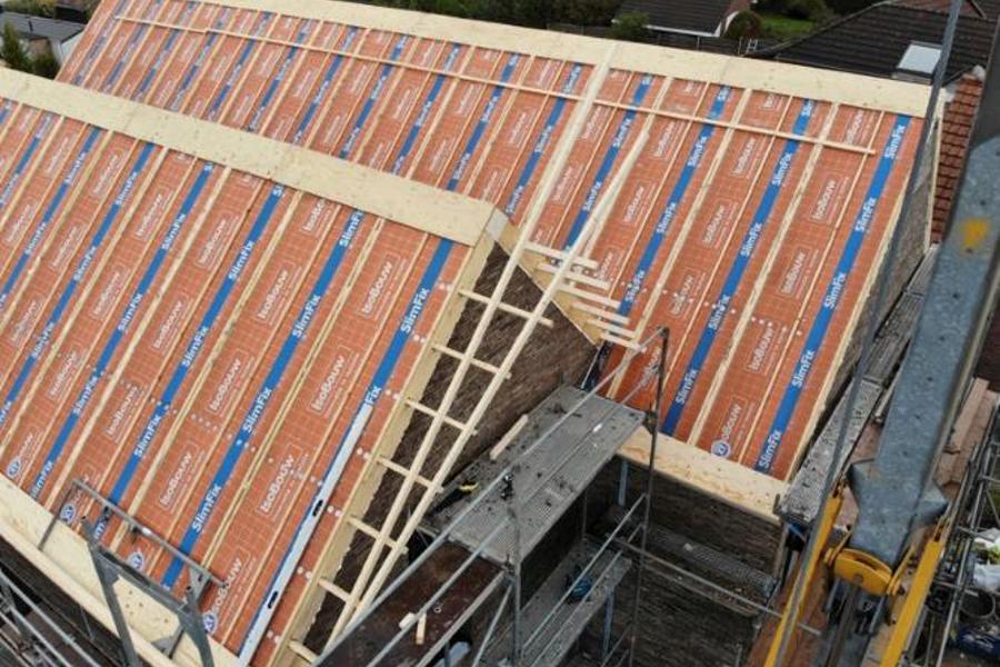 Luchtfoto van een bouwproject waar SlimFix dakelement met een overstekvoorziening zijn geplaatst.