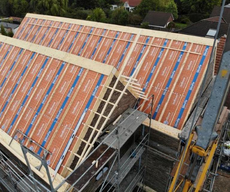 Luchtfoto van een bouwproject waar SlimFix dakelement met een overstekvoorziening zijn geplaatst.