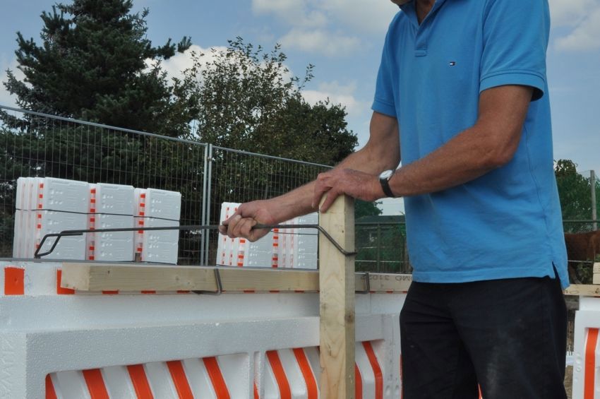 Projectfoto van een verwerker die een PowerKist XL beugel aan de bovenzijde plaatst. 