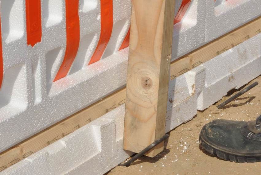 Projectfoto van het plaatsen van een houten regel in de PowerKist XL beugel. 