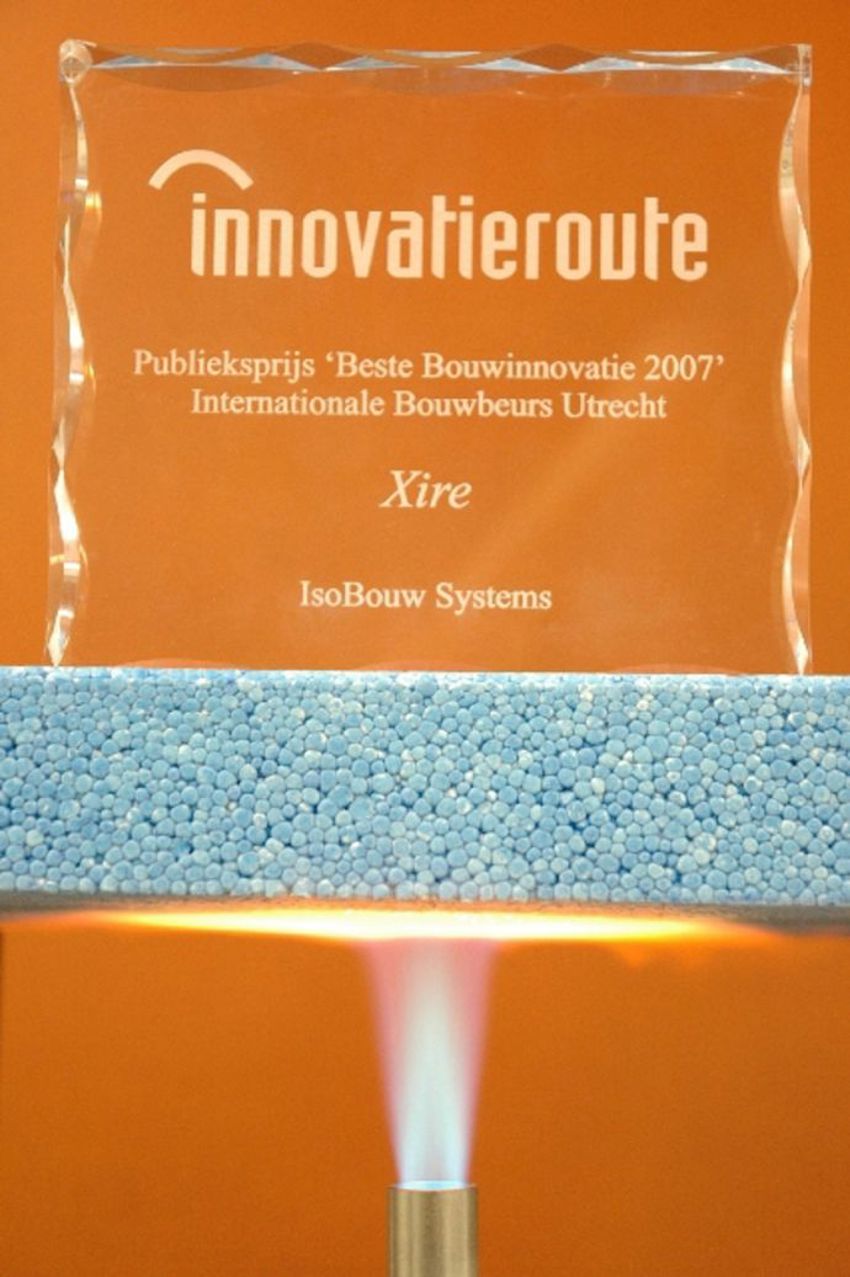 Foto van de publieksprijs voor beste Bouwinnovatie uitgereikt aan BEWI IsoBouw.