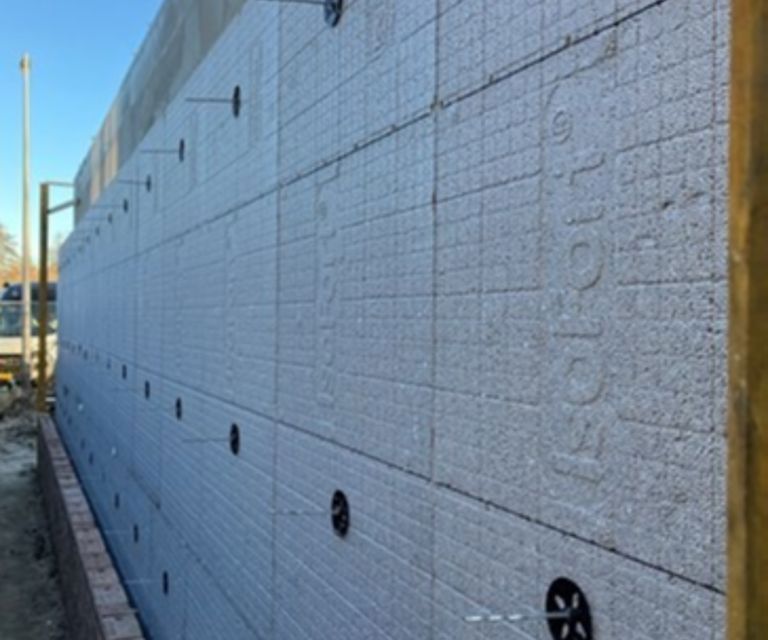 Projectfoto van een wand met IsoFort HR spouwmuurisolatieplaten tegen het binnenblad van het huis.