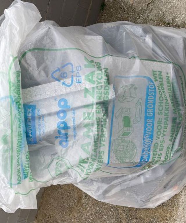 Foto van een recyclezak van onze retourservice met daarin reststukken van IsoFort HR spouwisolatie.