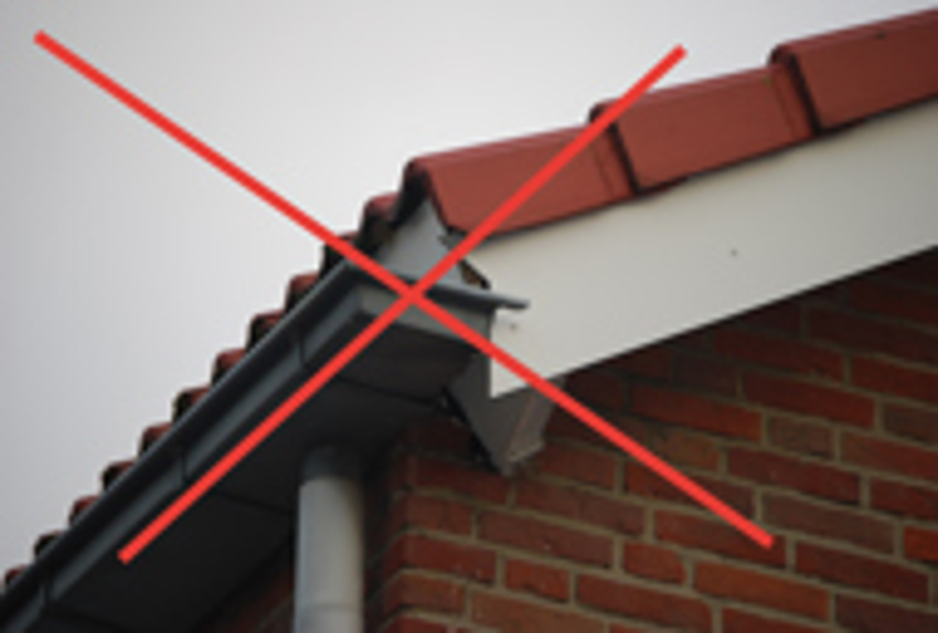 Projectfoto van een woning waarbij de goot niet al het water opvangt. 