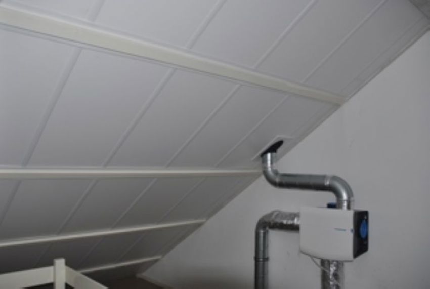 Projectfoto van een woning waar aan de binnenzijde SlimFix Deco isolatieplaten zichtbaar zijn.