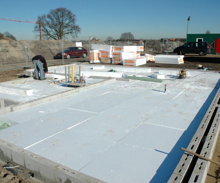 Projectfoto van een bouwplaats waar IsoBouw vloerplaten van witte EPS-SE liggen.