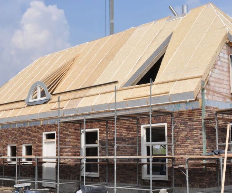 Projectfoto van een vrijstaande woning met SlimFix XT Riet sandwichpanelen op het volledige dak.