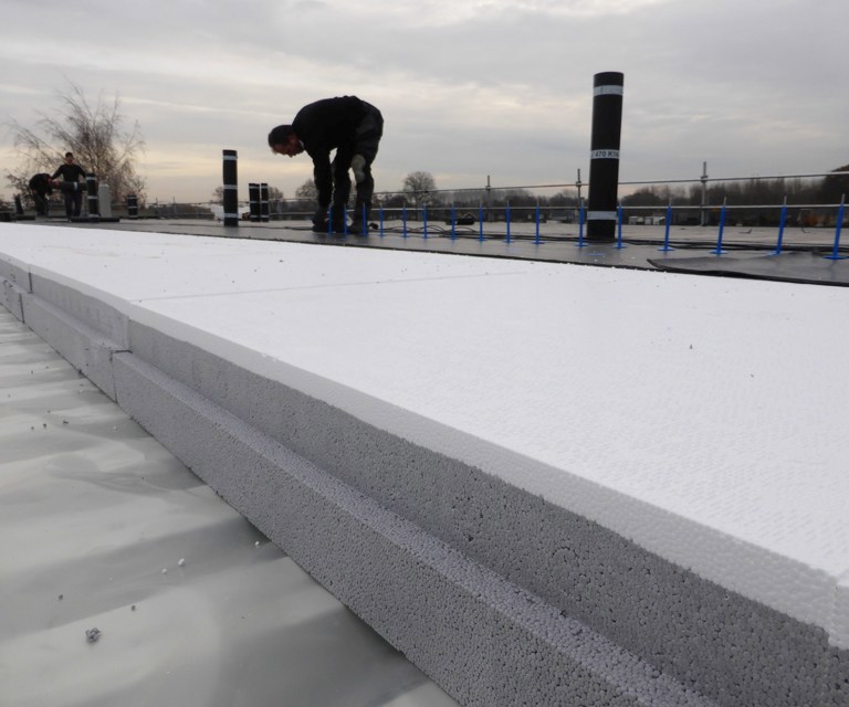 Close up van PowerTop Protect isolatieplaten op het plat dak, met sponning en 2 soorten materialen.