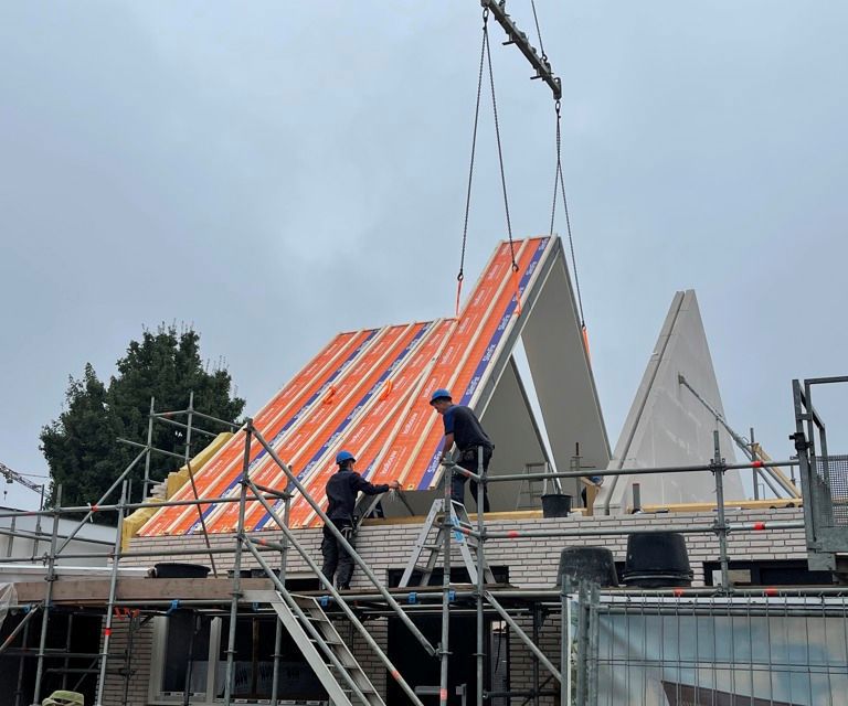 Projectfoto van een scharnierend SlimFix XT Max dakelement die men plaatst op de verdiepingsvloer.