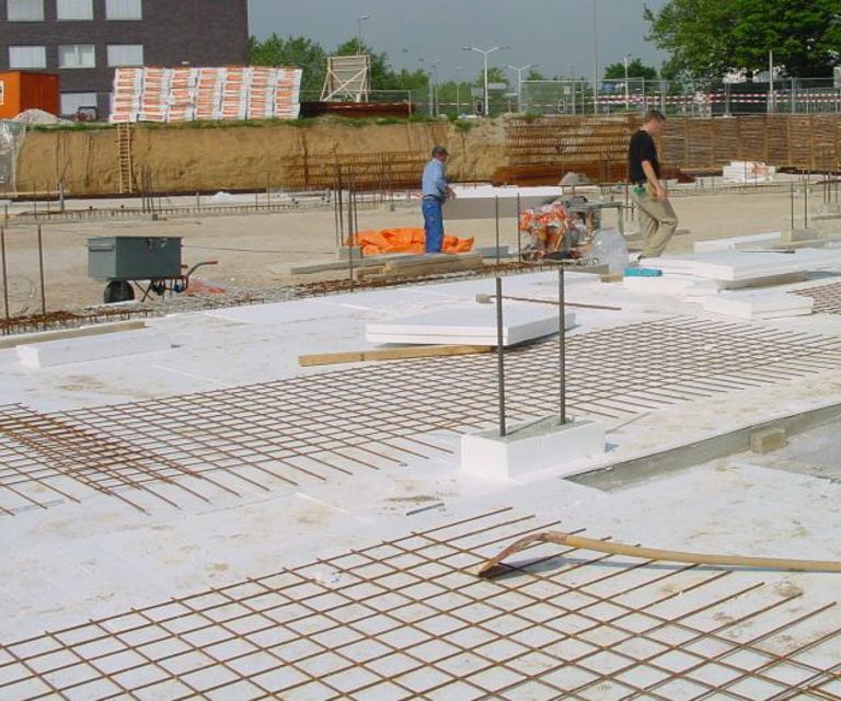 Projectfoto van een werk waar airpop isolatieplaten als vloerisolatie worden gelegd. 