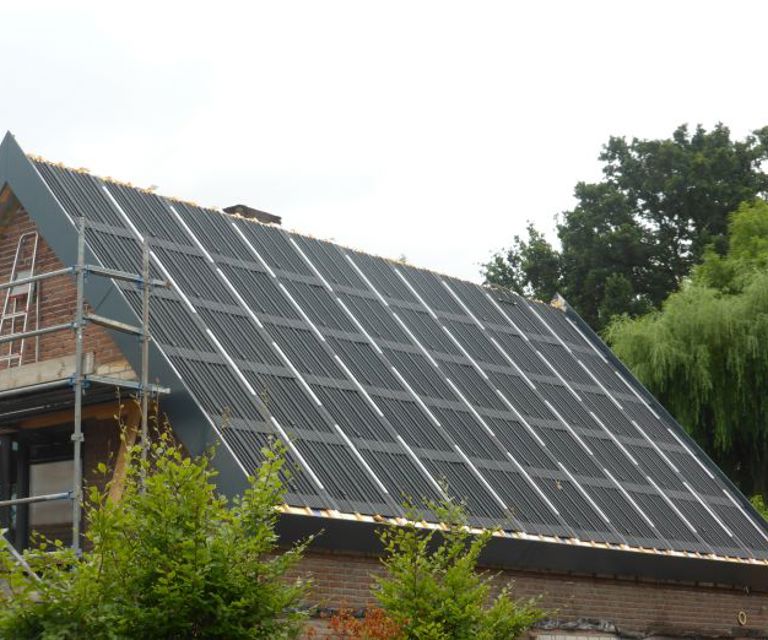 Projectfoto van een vrijstaande woning waar het volledige dak met solarmodules is bedekt. 