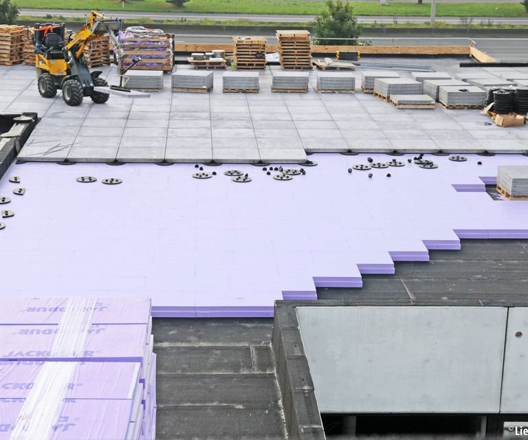 Projectfoto van een plat dak met XPS Jackodur thermische isolatie als omkeerdak. 