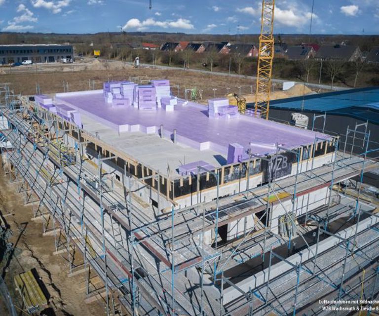 Luchtfoto van een project waar Jackodur XPS isolatiemateriaal is geplaatst op een gebouw. 