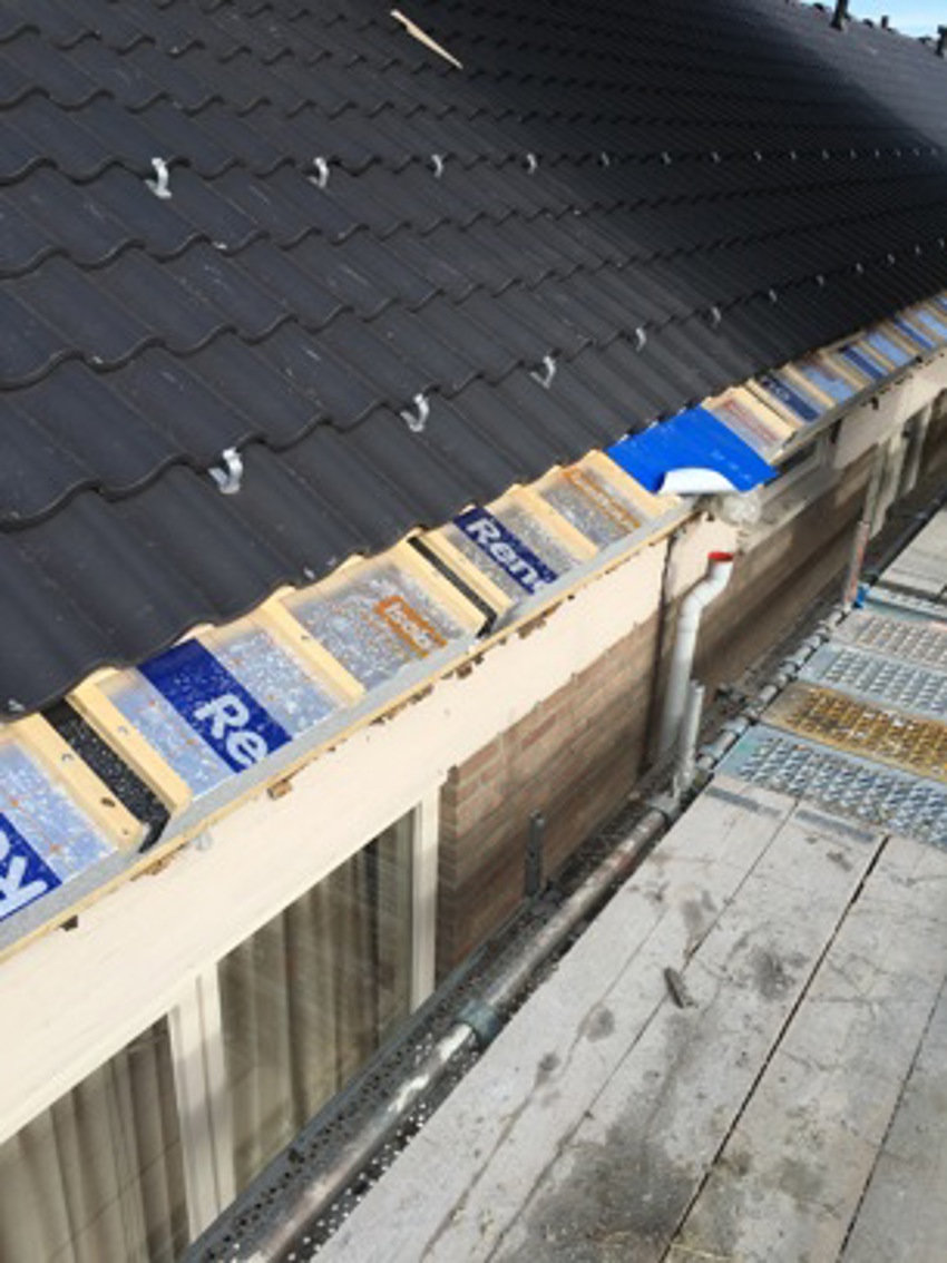 Projectfoto van SlimFix RenoTwin dakplaten bedekt met dakpannen waarbij de dakisolatie nog zichtbaar is bij de gootzijde.