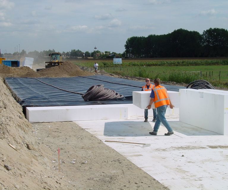 Projectfoto van werkzaamheden waar PowerBlok fundering wordt geplaatst voor een zettingsvrije weg. 