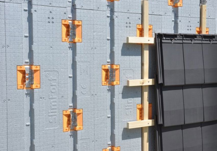 Verticaal geplaatste SlimFort gevelisolatie met houten raamwerk en pannen gevelbekleding.