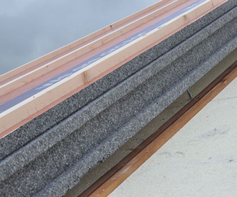 Zijaanzicht van een vrijdragende SlimFix RenoTwin dakplaat die op een bestaand dakbeschot ligt. 