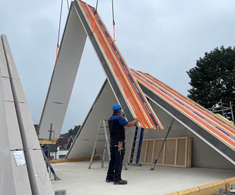 Projectfoto van een scharnierend SlimFix XT Max dakelement wat wordt gespreid op de verdiepingsvloer.