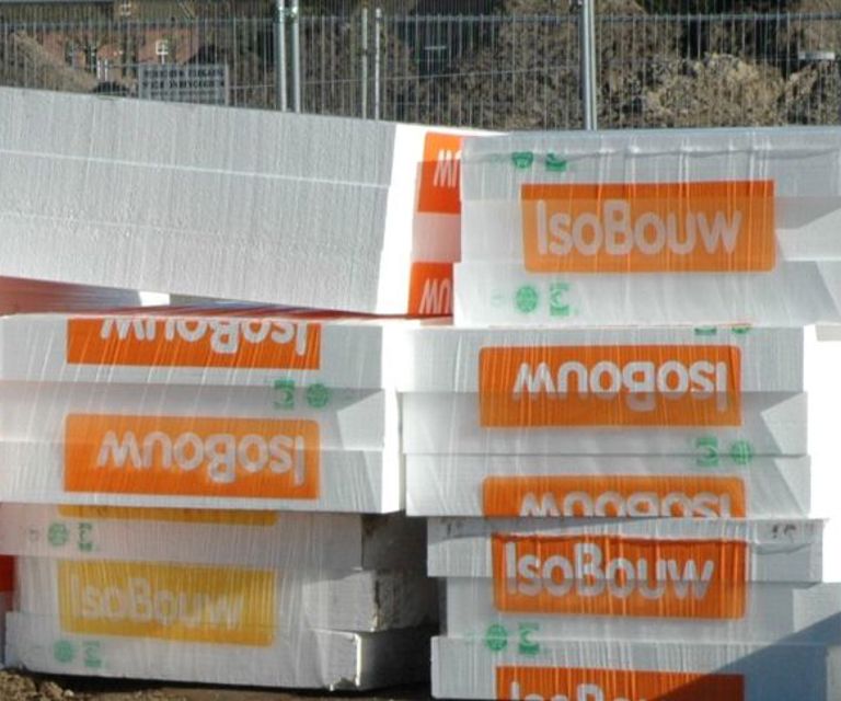 Projectfoto van diverse stapels airpop witte EPS isolatieplaten. 