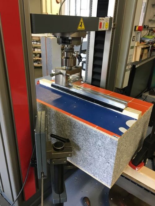 Foto van een test waarbij de mechanische sterkte van het hout wordt aangetoond.