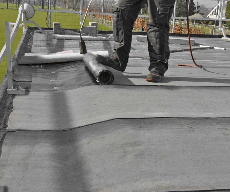 Projectfoto van een verwerker die een afwerking op de RenoTop HR afschotplaat uitrolt. 