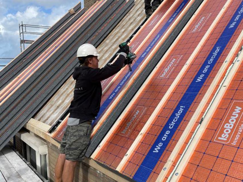 Projectfoto van een dakdekker die SlimFix RenoTwin dakisolatie bevestigd op het dakbeschot. 