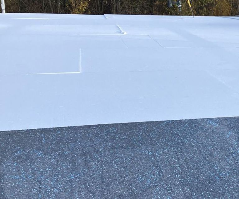Projectfoto van een plat dak met EPS dakplaten en XireTop isolatie als brandveilige detaillering. 