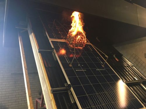 Foto van een testomgeving met een vliegvuurtest