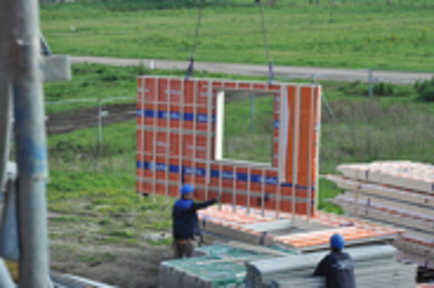 Projectfoto van een stapel SlimFix XT Prefab dakelementen met dakraamvoorzieningen.