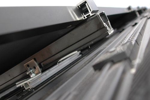 Projectfoto van een zonnepaneel bevestigd aan het ventilerende indak PV systeem.