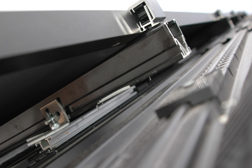 Close-up van een zonnepaneel op een SlimFix RenoTwin solar module bevestigd. 