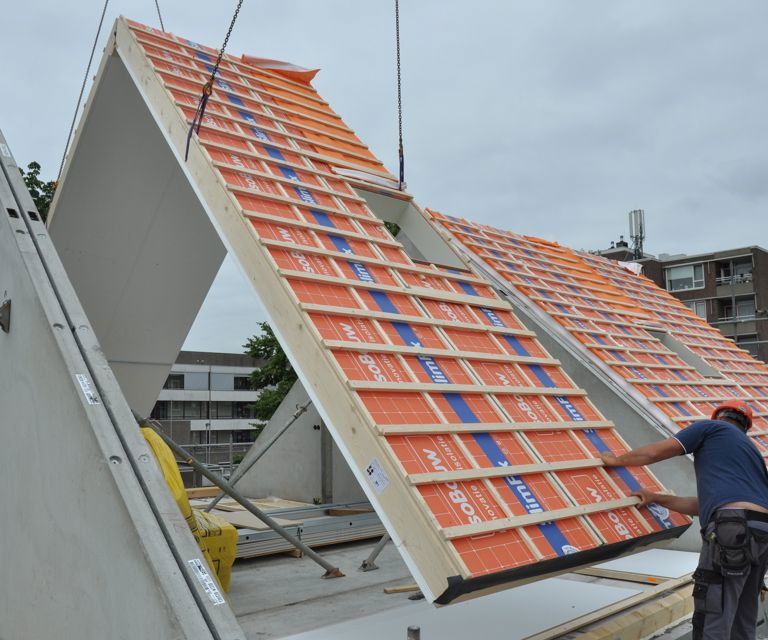 Projectfoto van een SlimFix XT Prefab dakelement die op een verdiepingsvloer wordt gehesen.