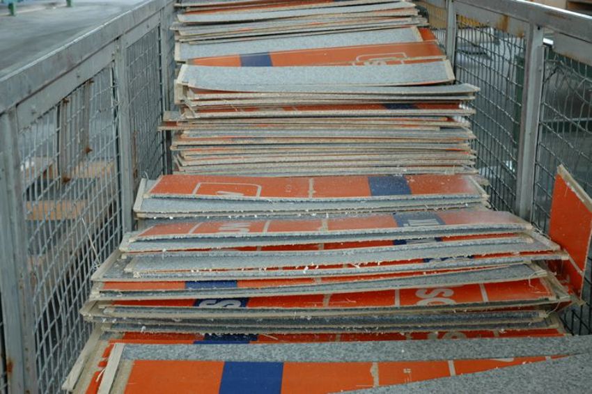 Foto uit de fabriek waar reststukken spaanplaat worden verzameld voor recycling.