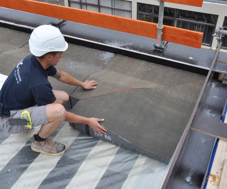 Projectfoto van een verwerker die 2 RenoTop HR afschotplaat haaks in een hoek plaatst. 